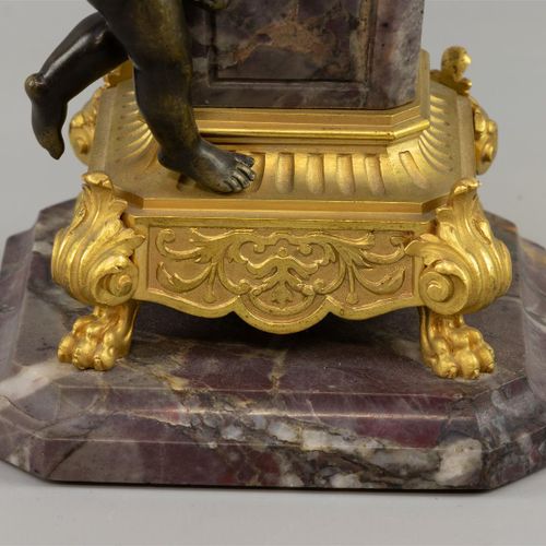 Null Un orologio da tavolo a colonna, Francia ca. 1880, marmo grigio con ornamen&hellip;