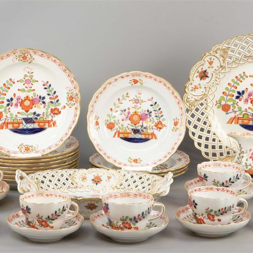 Null Service de 41 pièces en porcelaine polychrome et partiellement dorée, compr&hellip;