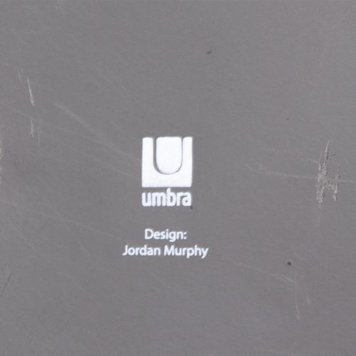 Null Un porte-parapluies, en acier noirci et en noyer, design "Umbra" Jordan Mur&hellip;