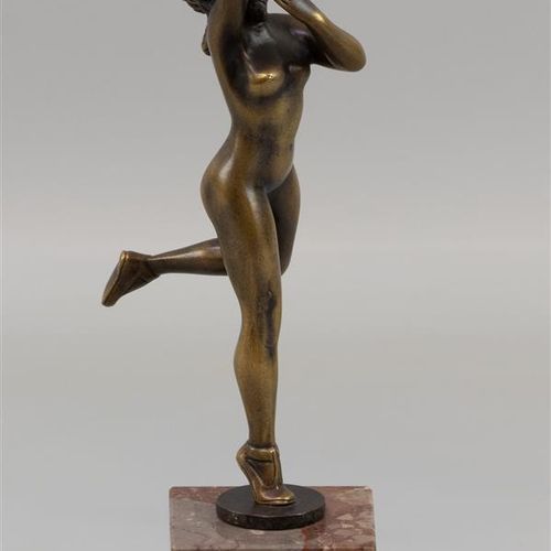 Null 一个舞者的青铜雕塑，在红色大理石底座上，没有签名（A）。

h.21.5厘米