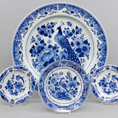 Null 一批蓝白陶器，有鸟和花的装饰，都是Porceleyne Fles 1967-1969，一个大盘子，一个小盘子和几个盘子 - 1个盘子的边缘有缺口。(A&hellip;