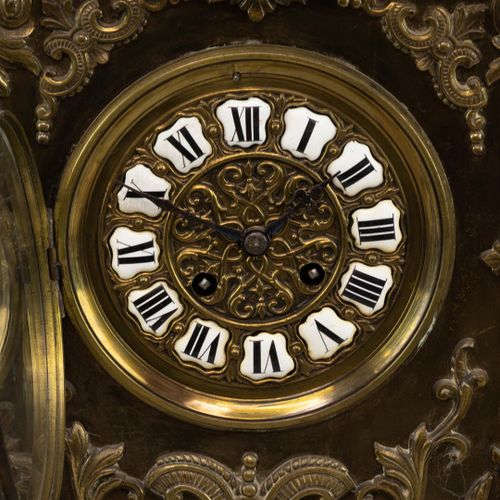 Null Un orologio da camino con cassa in ottone riccamente decorata che poggia su&hellip;