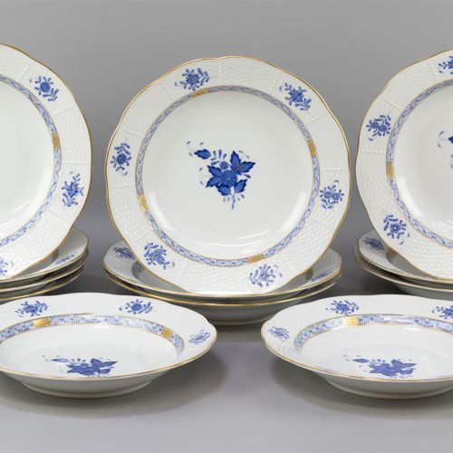 Null 一套12个汤盘，Herend，瓷器，装饰为Apponyi蓝色--1个有轻度毛边（A-）。

ø24.1厘米