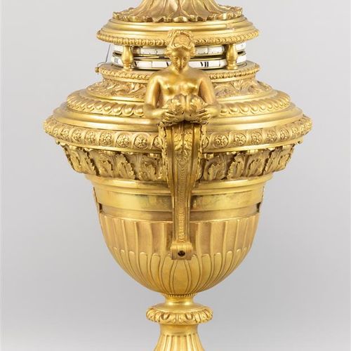 Null 一个拿破仑三世的Cercle Tournant壁炉钟，法国，约1870年，鎏金铜瓮形表壳，两侧是加里亚特，盖子上有写作青年，有丰富的棕榈图案装饰（B）&hellip;