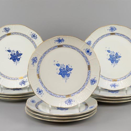 Null Un ensemble de 12 assiettes plates, Herend, porcelaine, décor bleu Apponyi &hellip;