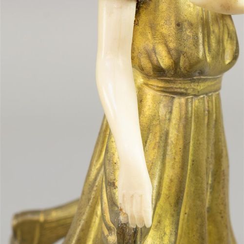 Null 跳舞的女孩，金龟子 - 鎏金铜和象牙，无签名，在雪花石底座上 - 右手修复（B）。

h.18厘米