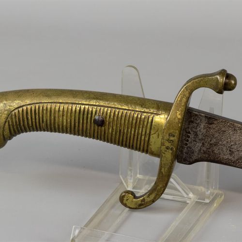 Null 一把1867年的短剑，法国骑兵队，编号269，标有IS的皇冠，铁制剑身和带扣的黄铜手柄。(B)

l.60厘米