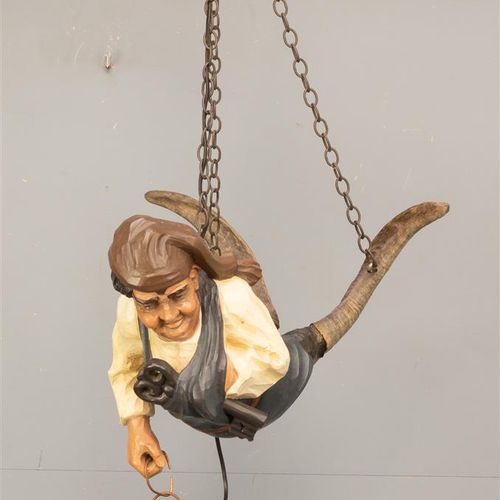 Null Una lampada a sospensione con scultura in legno di un marinaio con una chia&hellip;