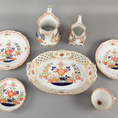 Null 一套41件麦森中国风装饰的餐具，在1815-1935年间有不同的标记，多色和部分镀金的瓷器，包括8个餐盘，4个开胃菜盘，10个茶杯-1个有微小的缺口，&hellip;