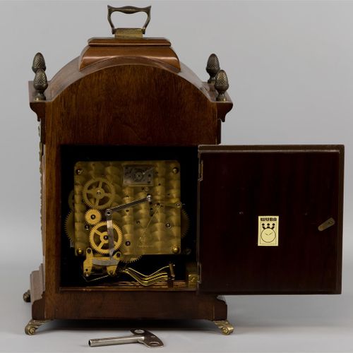 Null 一座台钟，外壳采用毛刺胡桃木饰面和黄铜配件，有Warmink、Wuba、月相和杂项报时，Westminster、St Mich和Whittingt。(&hellip;