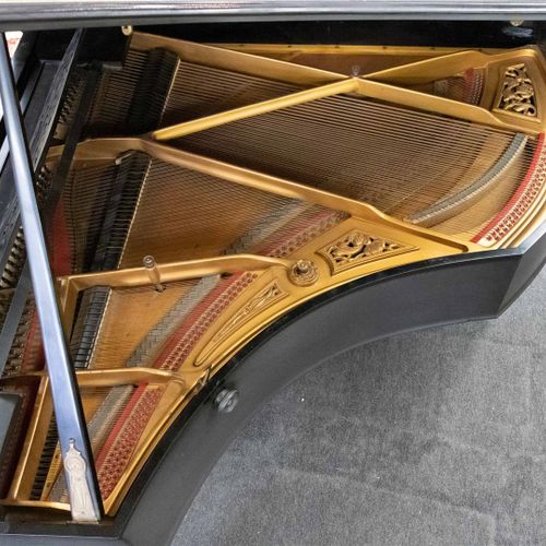 Null 一架黑色抛光的三角钢琴，Rud Ibach &Sohn，德国，约1910年，腿部有旋转轮，包括凳子（B）。

l.180厘米。