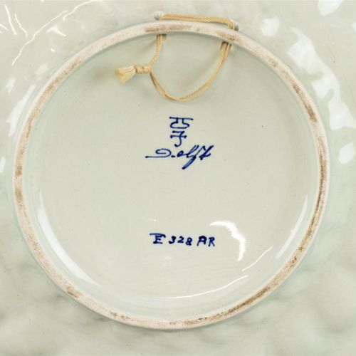 Null 一个折叠盘，De Porceleyne Fles Delft，1922年。蓝白花饰的陶器 - 碎片和修复（B）。

ø27.5厘米