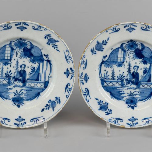 Null 一对盘子，蓝白陶器，有中国风的装饰 - 一个盘子有裂缝，其他的有大的釉面缺口（C）。

ø23厘米。