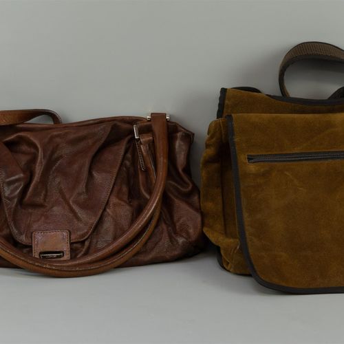 Null 两个设计师的包，约2000年，一个棕色皮革女式单肩包，Jil Sander和一个麂皮男式吊袋，Miu Miu（B）。

b.28 - 40厘米
