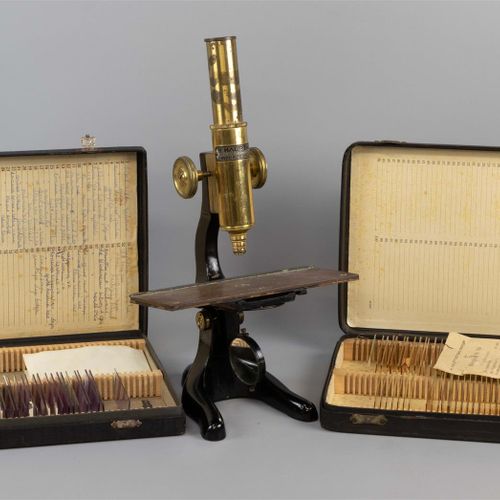 Null 黄铜和铸铁显微镜，H. Hauptne，柏林-索林根，约1900年。还有两例有标本的（B）。

高32厘米。