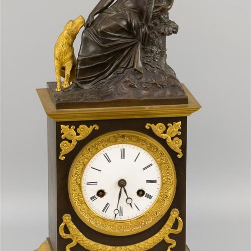 Null 帝国壁炉铜钟，上面有一个带狗的女人雕像，署名 "Le Meur"，珐琅表盘上有鎏金装饰环，上面有花环和角饰，鎏金底座上有刺桐花图案，法国19世纪初 -&hellip;