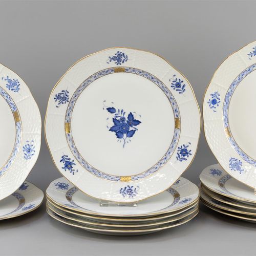 Null Un set di 12 piatti da pranzo, Herend, porcellana, decoro Apponyi blu (A). &hellip;