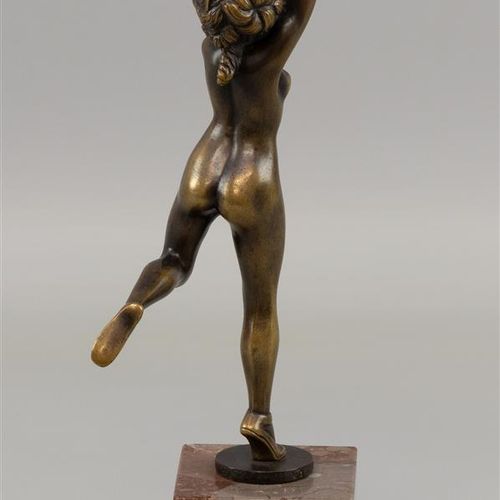 Null Una scultura in bronzo di una ballerina, su base di marmo rosso, non firmat&hellip;