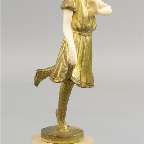 Null 跳舞的女孩，金龟子 - 鎏金铜和象牙，无签名，在雪花石底座上 - 右手修复（B）。

h.18厘米