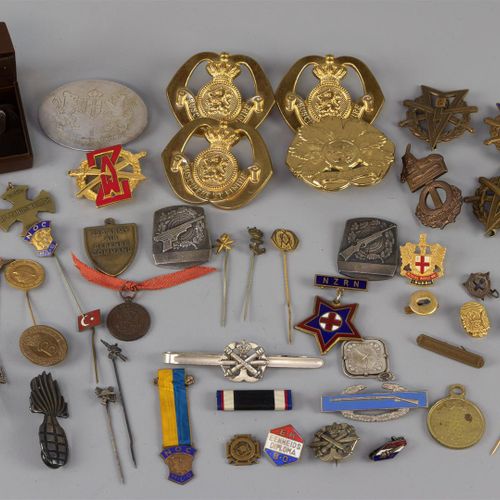 Null 收集各种军用品，包括徽章、胸针、大砍刀按钮、别针和其他，20世纪。