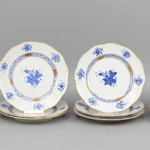 Null 一套12个侧盘，Herend，瓷器，装饰为Apponyi蓝色--2个有轻度毛边（A-）。

ø14.6厘米