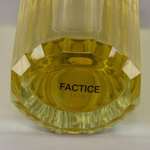 Null A factice display bottle of Burberry Society eau de parfum (B). 

H. 36 cm
