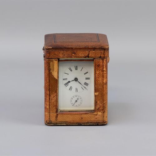 Null 一个旅行钟，法国，19世纪末，机芯带闹钟功能，装在有切面钻石的黄铜盒子里，机芯最近检查过，包括皮箱（A-）。

h.12厘米。