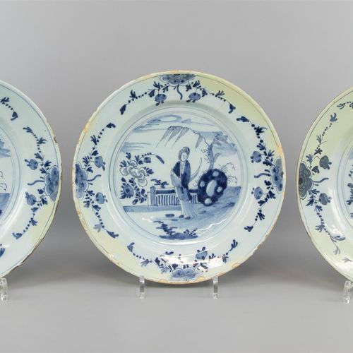 Null 一套三个盘子，代尔夫特18世纪，蓝白陶器，有中国风的装饰，花园里有长长的莱瑟尔--三个都有修复的痕迹（C）。

ø30厘米。