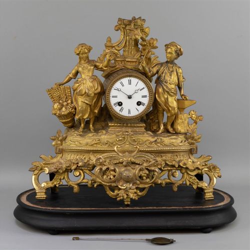 Null 圆顶下的鎏金浪漫主义壁炉钟，法国，19世纪下半叶--几年前机芯大修过，钟有缺陷（B）。

钟的高度：36厘米，圆顶带脚的高度：49厘米。