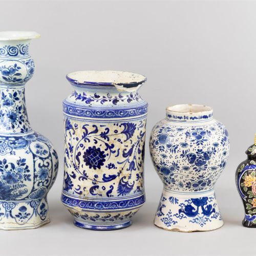 Null Eine Knaufvase, Delft 18. Jh., eine balusterförmige Vase, 18. Jh., ein Alba&hellip;