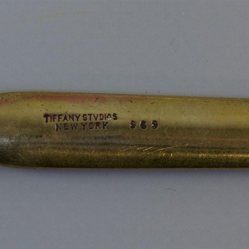 Null 一个松针开信器，蒂芙尼工作室，约1910年，青铜和珍珠岩，型号969，在刀片上有标记（A）。

l.24厘米
