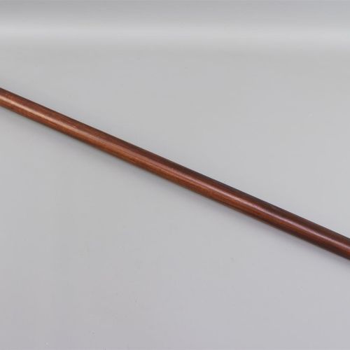 Null Un bastón con visor extraíble en el pomo, de madera y latón (A).

H. 97 cm.