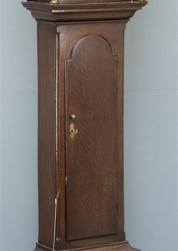 Null Un orologio in piedi in cassa di quercia, Inghilterra c. 1800, quadrante in&hellip;