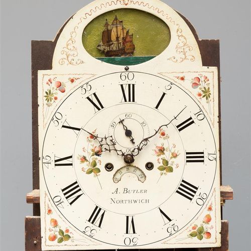 Null 一块带有船舶装置的立表，Abraham Butler，Northwich，18世纪，机芯带有日期和秒针指示，绘有各种花卉和草莓装饰的表盘，橡木表壳上的&hellip;