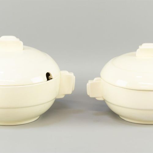 Null 一对装饰艺术风格的汤和盖碗，Société Céramique，马斯特里赫特，奶油制品，模型Dordrecht（B）。

ø21和23厘米