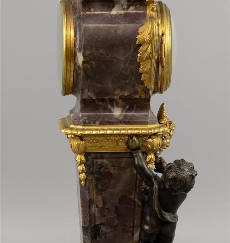 Null 一个柱形台钟，大约在1880年的法国，灰色大理石与ormoulu装饰，a.O.法恩化妆舞会，神话鸟和棕榈图案和一个青铜普托，机芯标有Durand Pa&hellip;