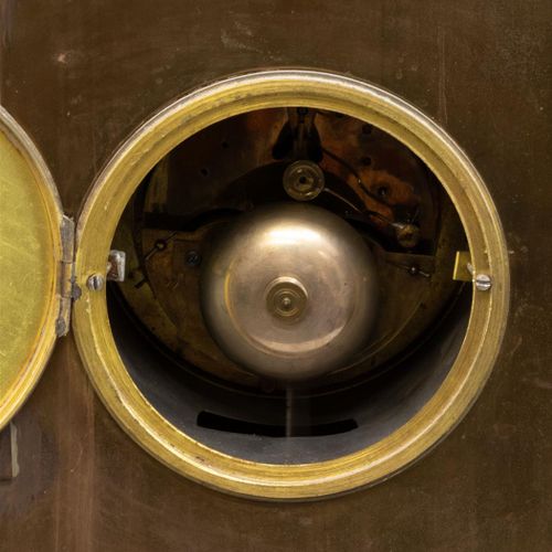 Null 一个烟囱钟，装在装饰丰富的黄铜箱子里，放在爪子脚上，表盘上有珐琅数字与罗马数字，法国约1880年。(B+)

h.57厘米