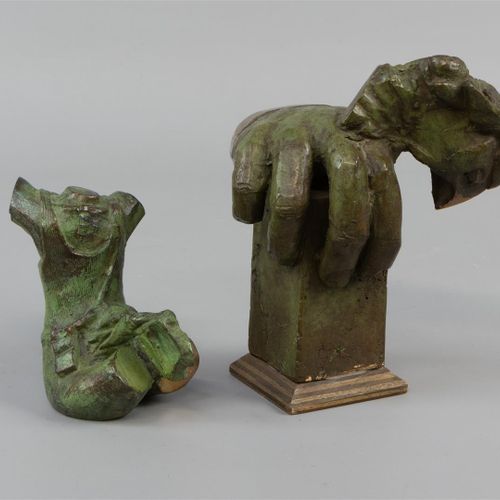 Rob Thalen (1954-) 罗布-塔伦(Rob Thalen)(1954-)

两件雕塑，"Tors"，编号454和鸟手，"带抛光袖口的手靠在柱子上"&hellip;