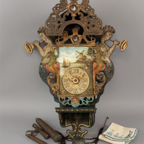 Null 一个微型弗里斯兰长柜钟，铅制支架包括鹦鹉，表壳两侧有美人鱼，荷兰19/20世纪初。(B)

h.31厘米
