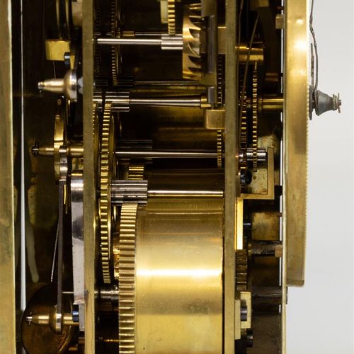 Null 一个带闹钟的卡普金旅行钟，Plantier à Vienne，法国，19世纪，黄铜外壳，珐琅表盘--1个指针弯曲。(B)

h.30厘米