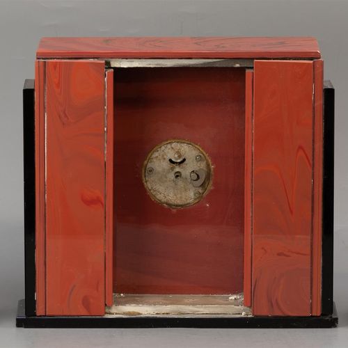 Null 一套3件套的时钟，20世纪20年代，仿大理石玻璃浆，包括一个摆锤两侧的两个装饰品--缺口，松动的顶板时钟（B）。

h.14和24厘米