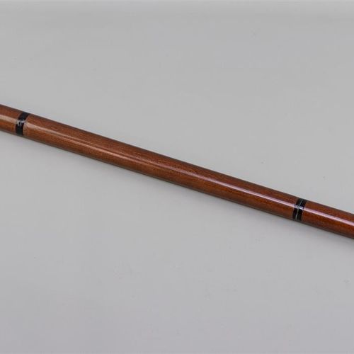 Null 鹰头形状的手杖，木头和镀铬金属的握把（A）。

h.88.5厘米。