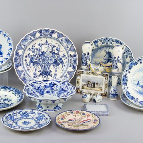 Null Una collezione di ceramiche, a.O. 7x De Porceleyne Fles, Delft, a.O. Tre pi&hellip;