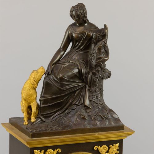 Null Bronze- und Ormolu-Manteluhr im Empire-Stil, über der Statue einer Frau mit&hellip;