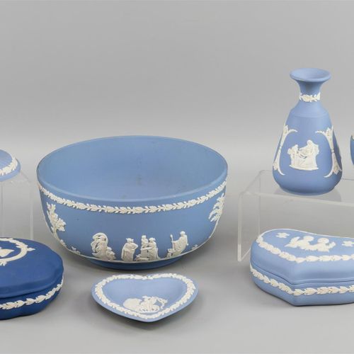 Null 一批韦奇伍德的碧玉器，包括纪念伊丽莎白女王25周年的深蓝色有盖盒子，桌子上的打火机，漂洗碗，花瓶等。(B).

最大高度为12厘米，最大直径为20厘米