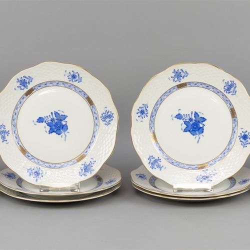 Null 一套12个蛋糕或早餐盘，Herend，瓷器，装饰为Apponyi蓝色（A）。

ø 18.9 cm