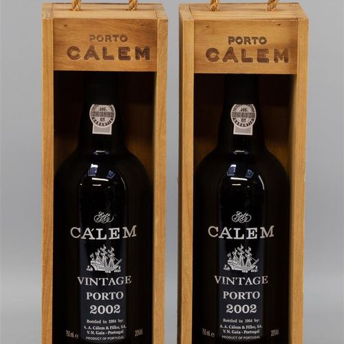 Null 两瓶波特酒，Calem，Vintage Porto 2002，装在木箱中。