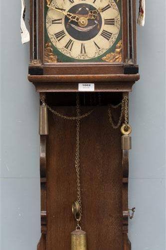 Null 一个小型的弗里斯兰长柜钟模型，带风景装饰的彩绘表盘，带闹钟功能的机芯，罩子上有铜球，19世纪荷兰。(B)

l.113厘米