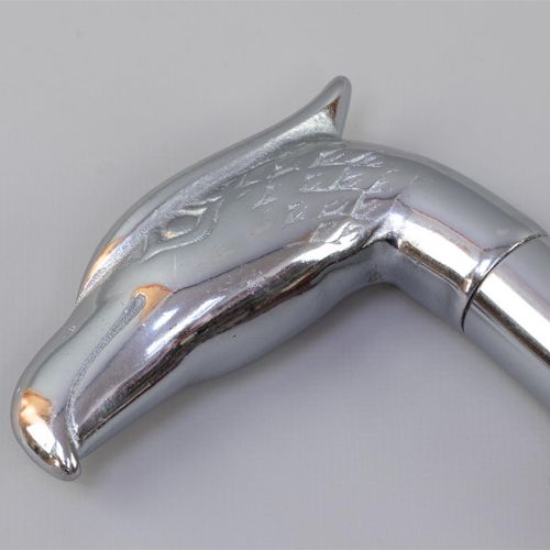 Null 鹰头形状的手杖，木头和镀铬金属的握把（A）。

h.88.5厘米。