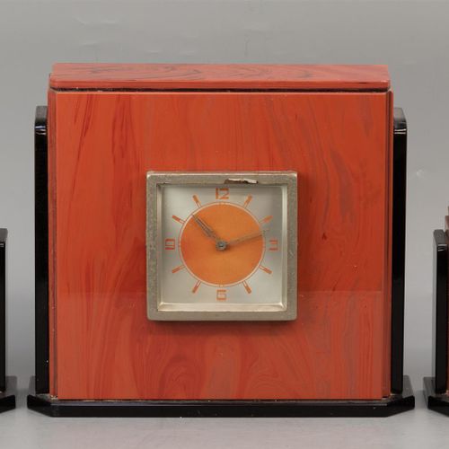 Null 一套3件套的时钟，20世纪20年代，仿大理石玻璃浆，包括一个摆锤两侧的两个装饰品--缺口，松动的顶板时钟（B）。

h.14和24厘米